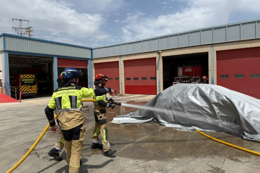 Bomberos de Cartagena se preparan para extinguir incendios en vehículos eléctricos e híbridos