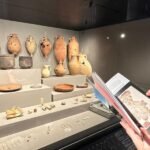 Una guía de bolsillo muestra la historia milenaria del Foro Romano de Cartagena