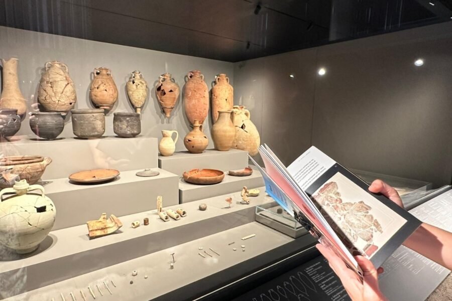 Una guía de bolsillo muestra la historia milenaria del Foro Romano de Cartagena