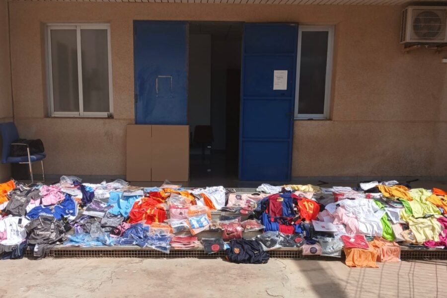 Policía Local de Cartagena decomisa un total de 417 prendas de vestir relacionadas con un presunto delito contra la propiedad industrial