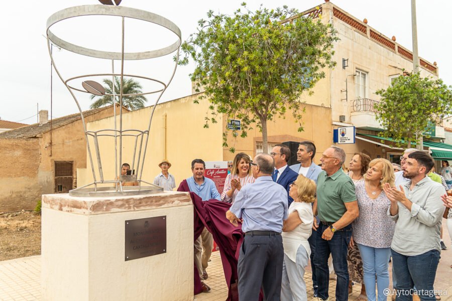 El Albujón rinde homenaje al café asiático con un monumento a orillas de la antigua Nacional 301 que evoca a la típica bebida cartagenera