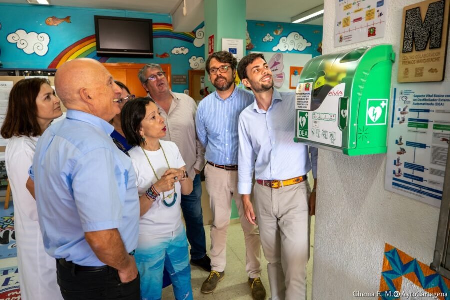 Cartagena avanza como ciudad cardioprotegida con un un nuevo desfibrilador en el IES San Isidoro de Los Dolores