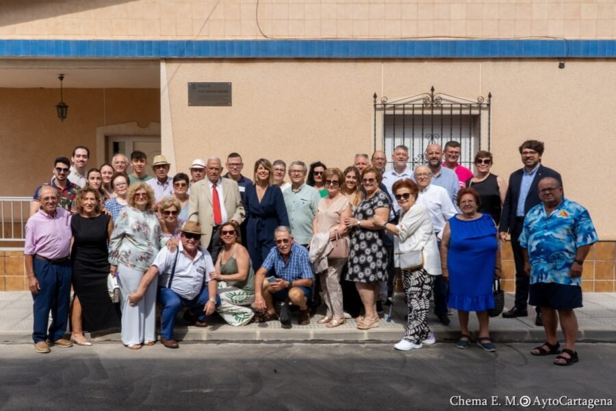 José Arjona Segura recibe un homenaje en la calle que desde hoy lleva su nombre en La Puebla