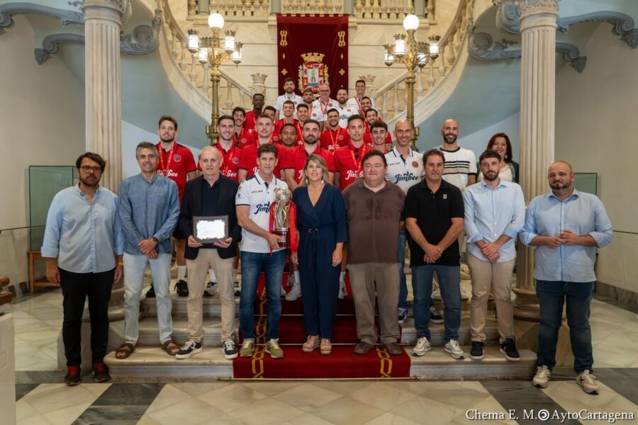 La alcaldesa felicita al Jimbee por sus éxitos e invita al equipo a volver a ganar la liga el año que viene