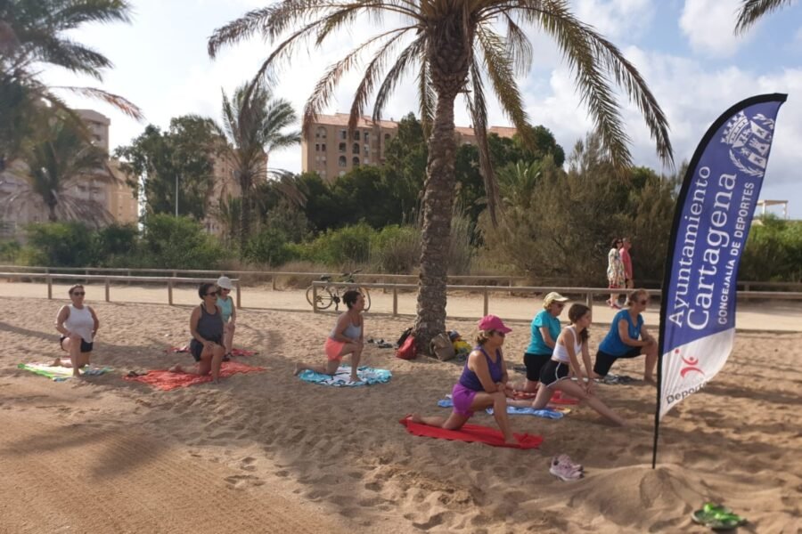 Aquagym, yoga, pilates y entrenamiento funcional gratuito este verano en las playas de Cartagena