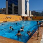 Los cartageneros disfrutan de la piscina de la Casa de la Juventud el primer fin de semana que abre al público