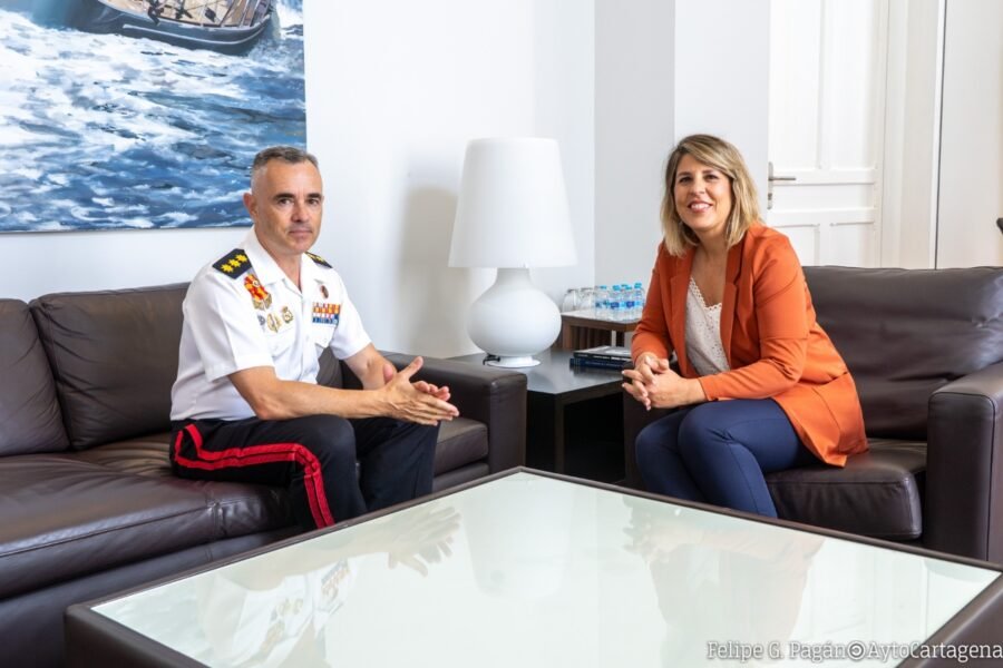 La alcaldesa recibe al director de la Escuela de Infantería en su despedida