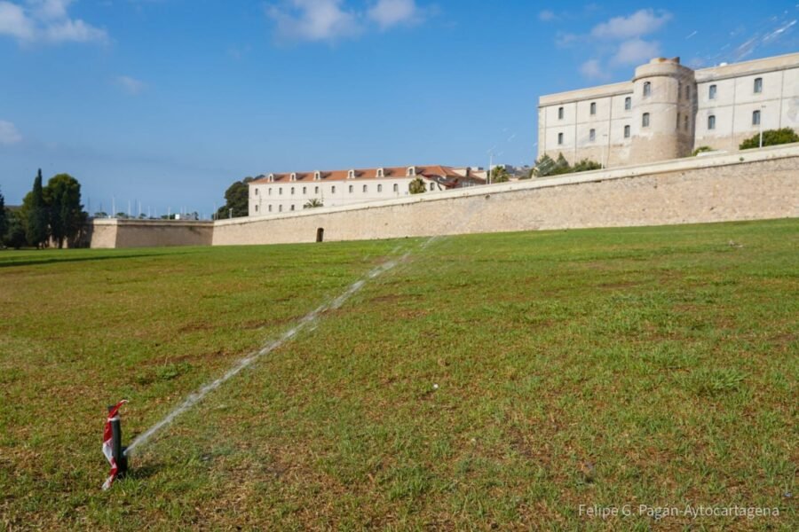Ultiman los trabajos de jardinería para abrir esta semana el parque de la Cuesta del Batel Ultiman los trabajos de jardinería para abrir esta semana el parque de la Cuesta del Batel