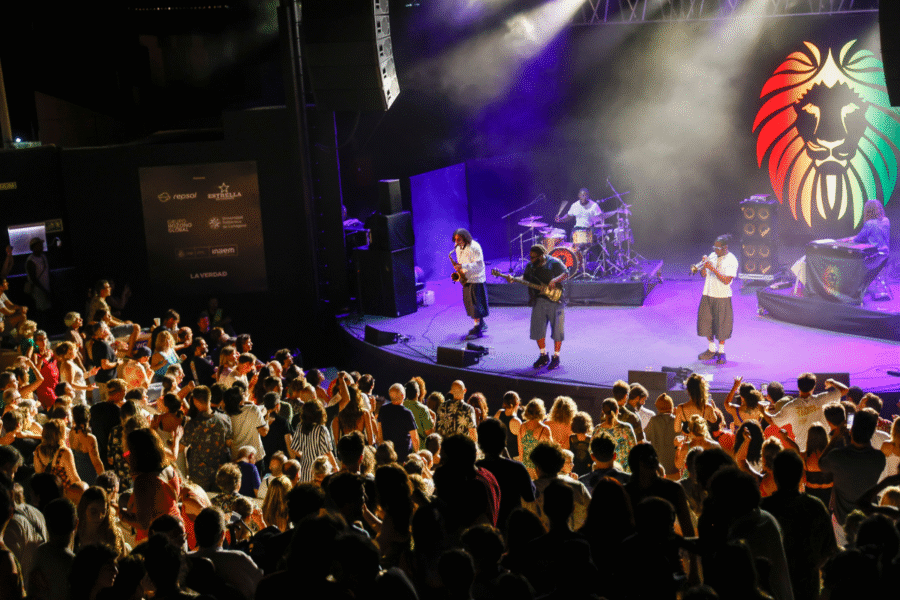 La fuerza del afrobeat de Seun Kuti y Ezra Collective llena de ritmo La Mar de Músicas