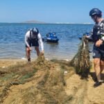Policía Local de Cartagena retira una red de pesca sin señalizar del Mar Menor Policía Local de Cartagena retira una red de pesca sin señalizar del Mar Menor