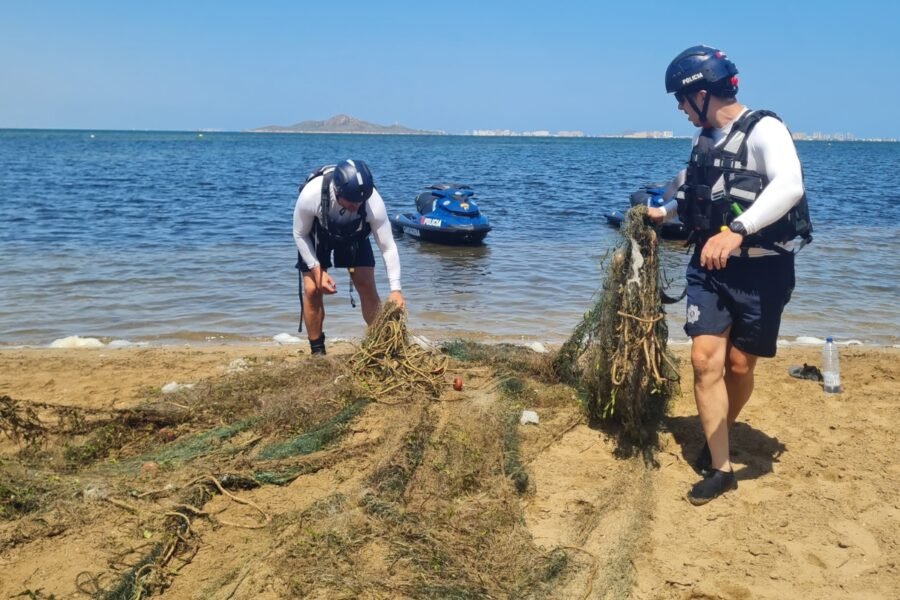 Policía Local de Cartagena retira una red de pesca sin señalizar del Mar Menor Policía Local de Cartagena retira una red de pesca sin señalizar del Mar Menor
