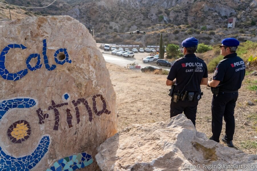 Policía Local intensifica la vigilancia en las zonas costeras para prevenir el consumo de alcohol en la vía pública y la actividad ilegal de aparcacoches Policía Local intensifica la vigilancia en las zonas costeras para prevenir el consumo de alcohol en la vía pública y la actividad ilegal de aparcacoches