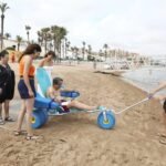 Cartagena refuerza el servicio de baño asistido funcionando a diario este verano de forma gratuita en La Azohía, Playa Honda y La Manga