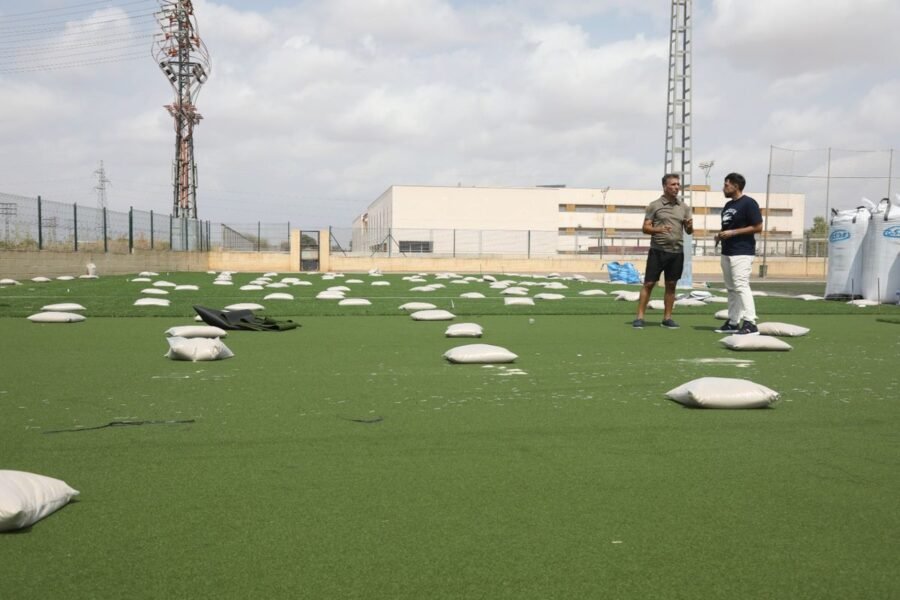 El Ayuntamiento invierte 17.000 euros en crear el nuevo campo de fútbol 'chupete' del Polígono de Santa Ana 1 Visita a las obras del nuevo campo de f?tbol categor?a 'chupetas' del Pol?gono de Santa Ana