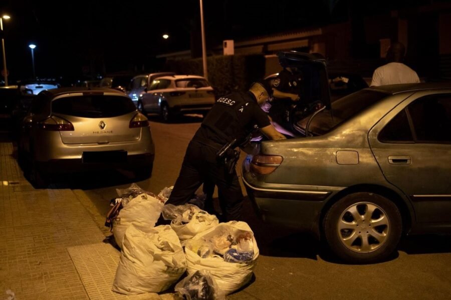 Policía Local de Cartagena interviene más de un millar de artículos falsificados en Mar de Cristal Policía Local de Cartagena interviene más de un millar de artículos falsificados en Mar de Cristal