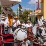 Cientos de romeros acompañan a San Ginés de la Jara en peregrinación hacia su ermita Cientos de romeros acompañan a San Ginés de la Jara en peregrinación hacia su ermita