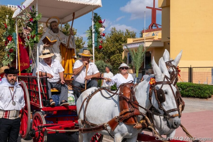 Cientos de romeros acompañan a San Ginés de la Jara en peregrinación hacia su ermita Cientos de romeros acompañan a San Ginés de la Jara en peregrinación hacia su ermita
