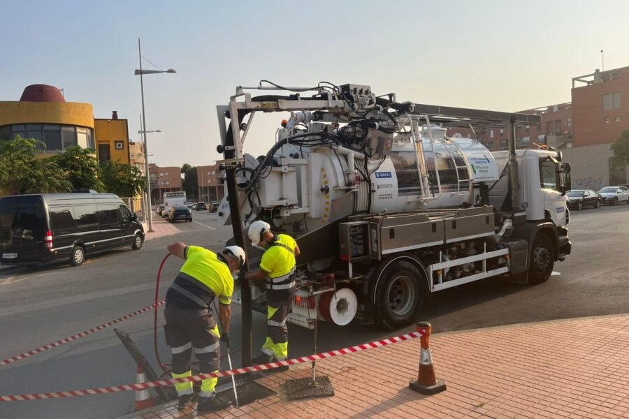 El Ayuntamiento de Cartagena refuerza la limpieza de imbornales ante la previsión de lluvias fuertes