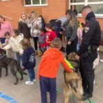La Unidad Canina de la Policía Local de Cartagena da a conocer su labor en los colegios