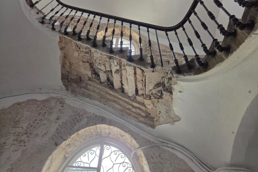 El derrumbe parcial de una escalera obliga a desalojar un edificio en la calle Honda El derrumbe parcial de una escalera obliga a desalojar un edificio en la calle Honda