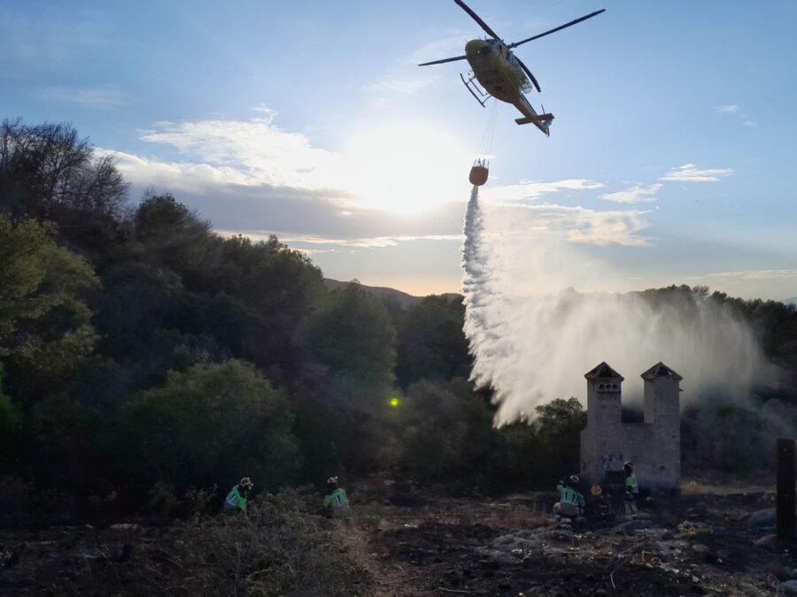 Servicios de emergencias controlan y extinguen un incendio forestal en la Mina Blanca del Llano Servicios de emergencias controlan y extinguen un incendio forestal en la Mina Blanca del Llano