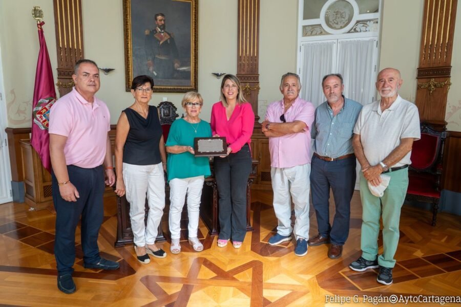 La alcaldesa recibe a la directiva de la Cofradía de la Virgen de la Caridad de Alumbres con motivo de su 25 aniversario La alcaldesa recibe a la directiva de la Cofradía de la Virgen de la Caridad de Alumbres con motivo de su 25 aniversario