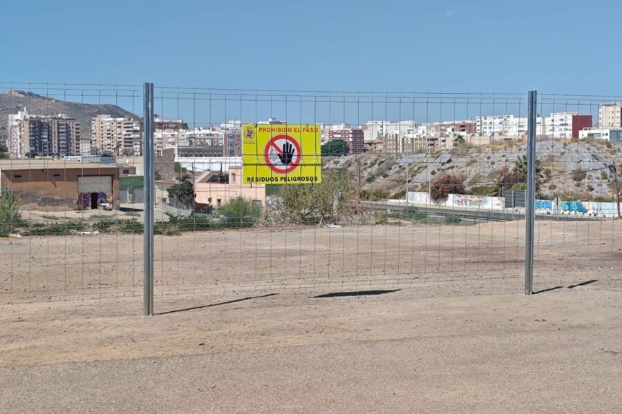 El Ayuntamiento instala el tercer vallado en el solar de Los Mateos que se descontaminará para construir viviendas El Ayuntamiento instala el tercer vallado en el solar de Los Mateos que se descontaminará para construir viviendas