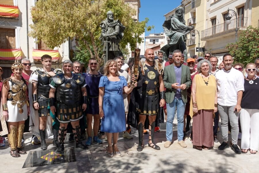 Carthagineses y Romanos marchan desde Caravaca de la Cruz con la llama que enciende la gran fiesta del Mediterráneo Carthagineses y Romanos marchan desde Caravaca de la Cruz con la llama que enciende la gran fiesta del Mediterráneo