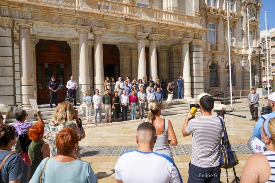 Minuto de silencio en Cartagena por la mujer muerta en El Algar presuntamente a manos de su marido Minuto de silencio en Cartagena por la mujer muerta en El Algar presuntamente a manos de su marido