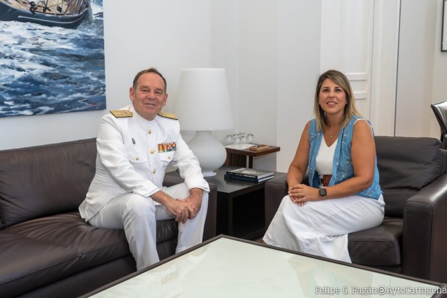 La alcaldesa Noelia Arroyo despide al Almirante de Acción Marítima