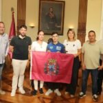 La alcaldesa Noelia Arroyo felicita al campeón de motociclismo Juan Francisco Risueño La alcaldesa Noelia Arroyo felicita al campeón de motociclismo Juan Francisco Risueño