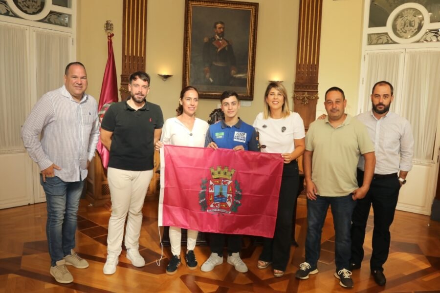 La alcaldesa Noelia Arroyo felicita al campeón de motociclismo Juan Francisco Risueño La alcaldesa Noelia Arroyo felicita al campeón de motociclismo Juan Francisco Risueño