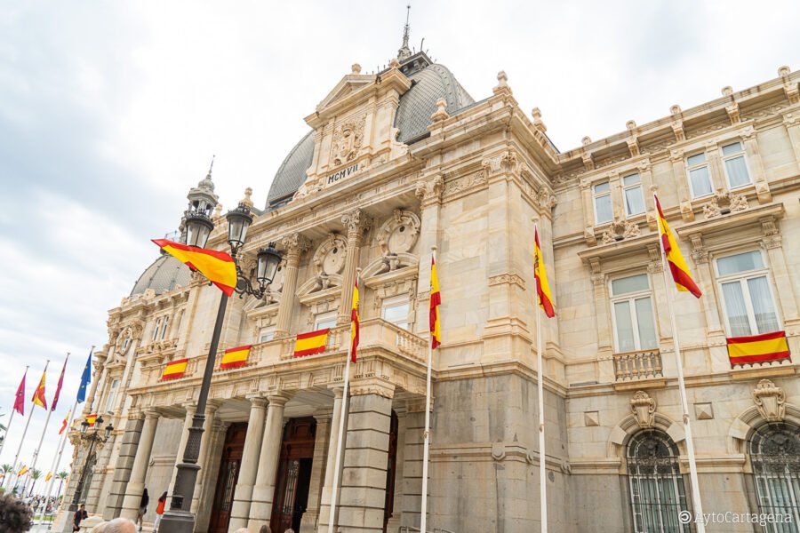Cartagena se engalana con los colores de la bandera de España para celebrar la Fiesta Nacional Cartagena se engalana con los colores de la bandera de España para celebrar la Fiesta Nacional