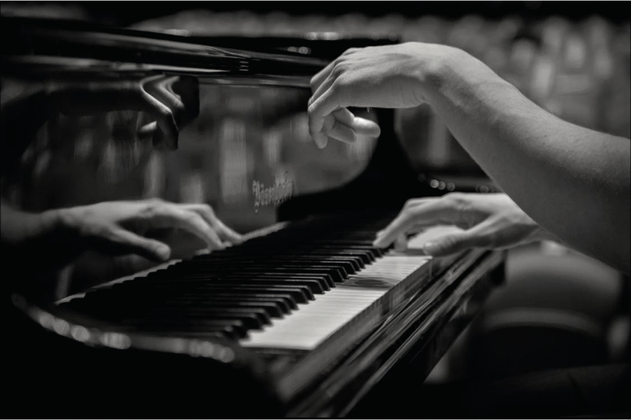 El artista Francisco José Sánchez Montalbán hará este viernes una visita guiada a la exposición fotográfica Ars Longa del Museo del Teatro Romano de Cartagena