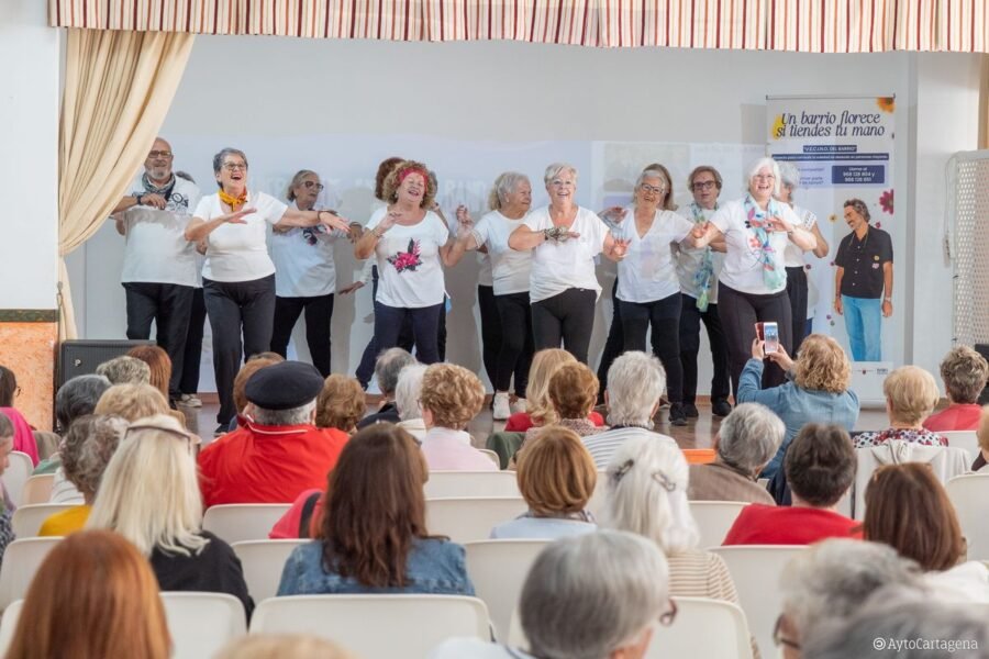 El proyecto Vecino del Barrio reúne a más de un centenar de mayores en una jornada de convivencia en Canteras
