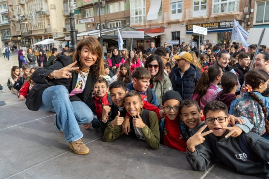 Una marcha multitudinaria conmemora del Día Internacional de los Derechos de la Infancia