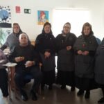 Las abuelas castañeras recorren colegios y residencias recuperando las tradiciones populares