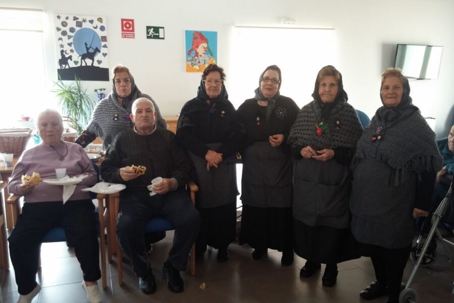 Las abuelas castañeras recorren colegios y residencias recuperando las tradiciones populares