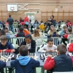 Un centenar de estudiantes juega al ajedrez con el programa municipal de deporte escolar