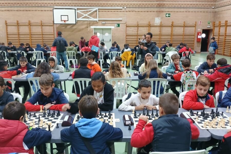 Un centenar de estudiantes juega al ajedrez con el programa municipal de deporte escolar 1 Un centenar de estudiantes juega al ajedrez con el programa municipal de deporte escolar