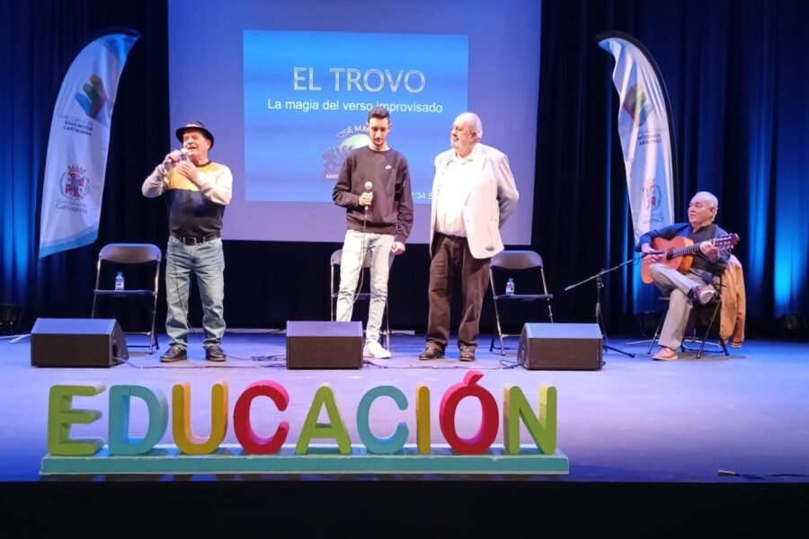 Más de mil estudiantes se interesan por los trovos cartageneros