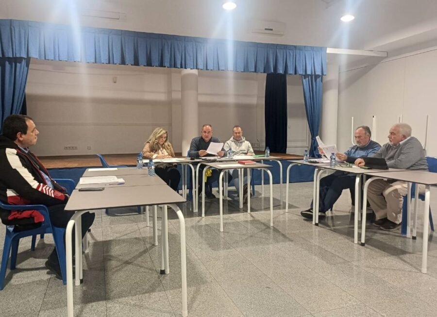 La Junta de Alumbres aborda cambios en el callejero, el inicio del Plan de Asfaltado y la seguridad de los pozos en Vista Alegre