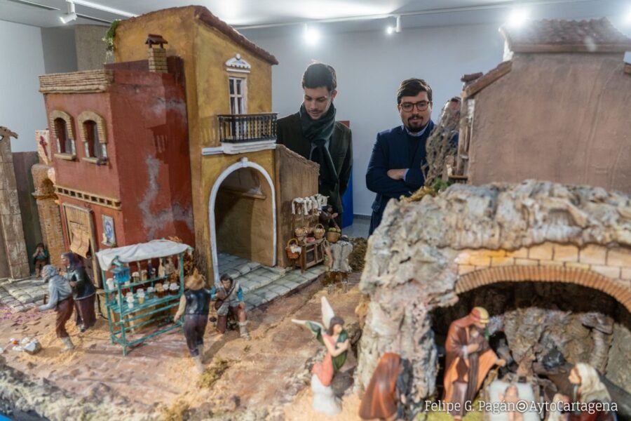 La exposición Cuento de Navidad muestra diferentes formatos de belén en la sala Dora Catarineu