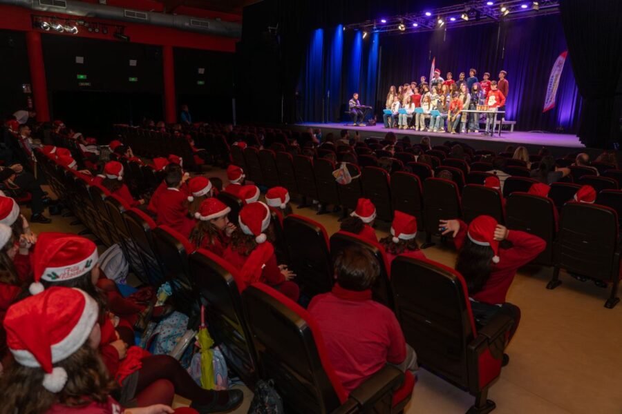 Cerca de 300 alumnos de Cartagena comparten el espíritu navideño del tercer concurso escolar de villancicos
