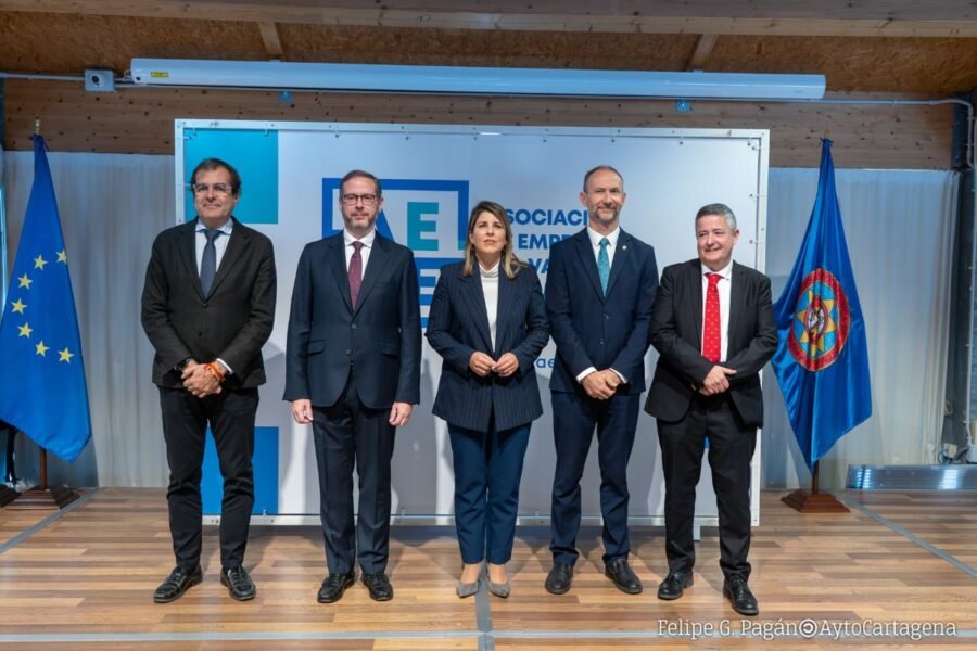 La alcaldesa apuesta por el crecimiento del Valle de Escombreras con suelo, bonificaciones y menos trámites para consolidar el motor industrial de Cartagena