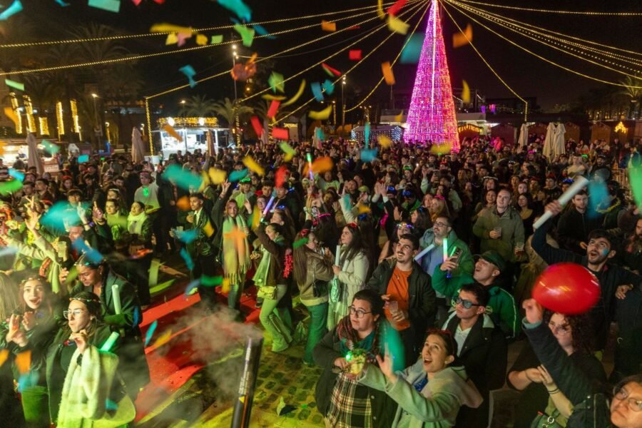 Las primeras preuvas universitarias congregan a cientos de estudiantes en la explanada del Puerto