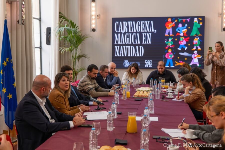 La alcaldesa apuesta por más formación y ayuda a las empresas tras bajar el paro en 900 personas