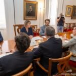 La alcaldesa analiza con dirección y trabajadores el futuro de SABIC