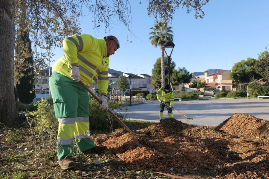Cartagena mejora sus zonas verdes con un plan de aporte de triturado vegetal