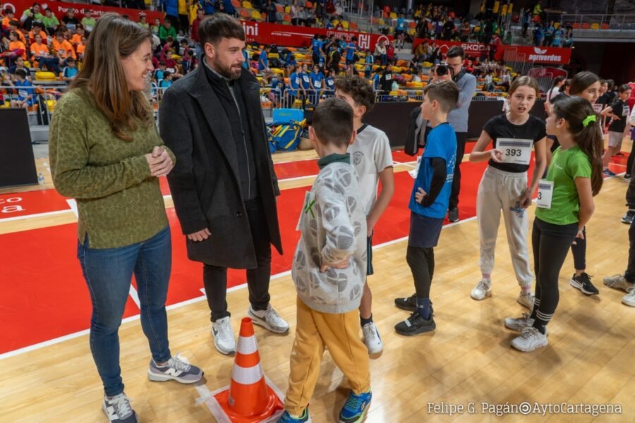 Escolares de Cartagena juegan al atletismo en el Palacio de Deportes